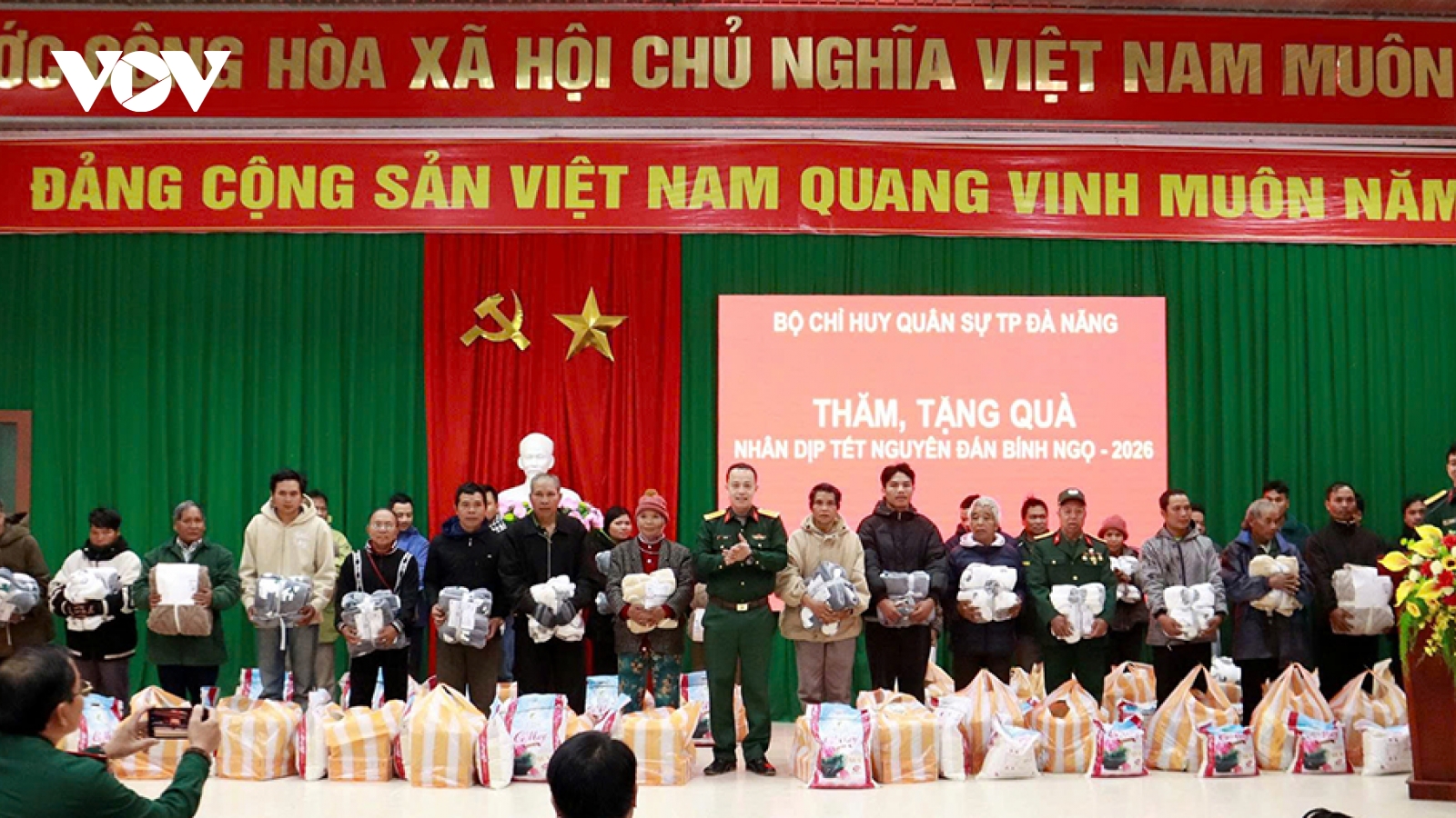 Bộ Chỉ huy Quân sự Đà Nẵng tặng nhân dân xã vùng cao Hùng Sơn 200 suất quà