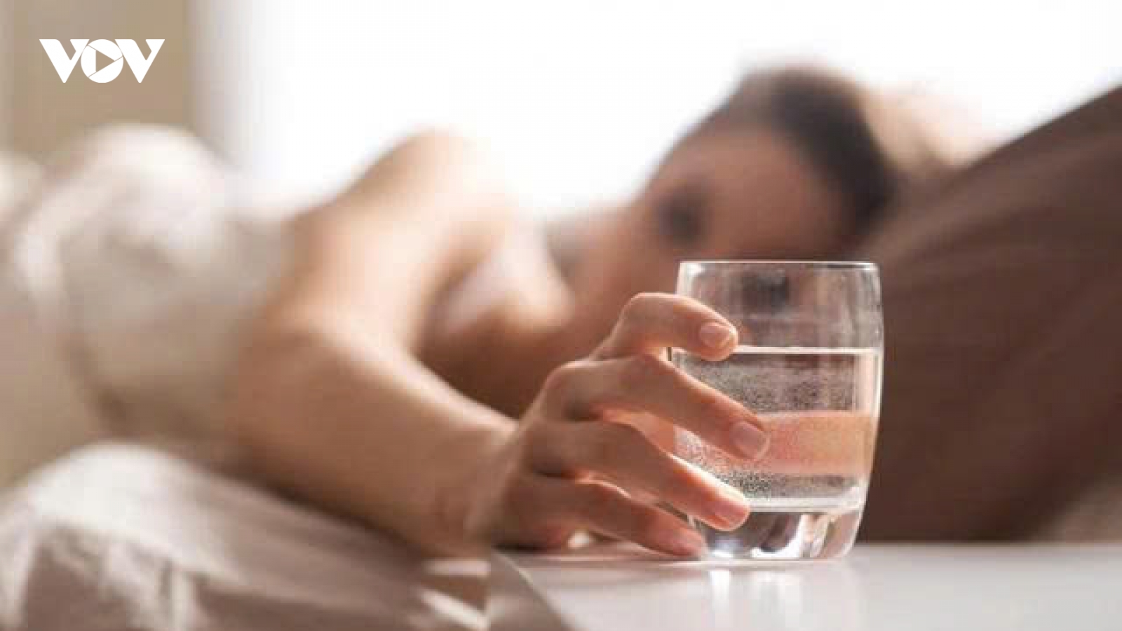 Uống nước ấm trước khi đi ngủ có thể mang lại điều gì cho cơ thể?