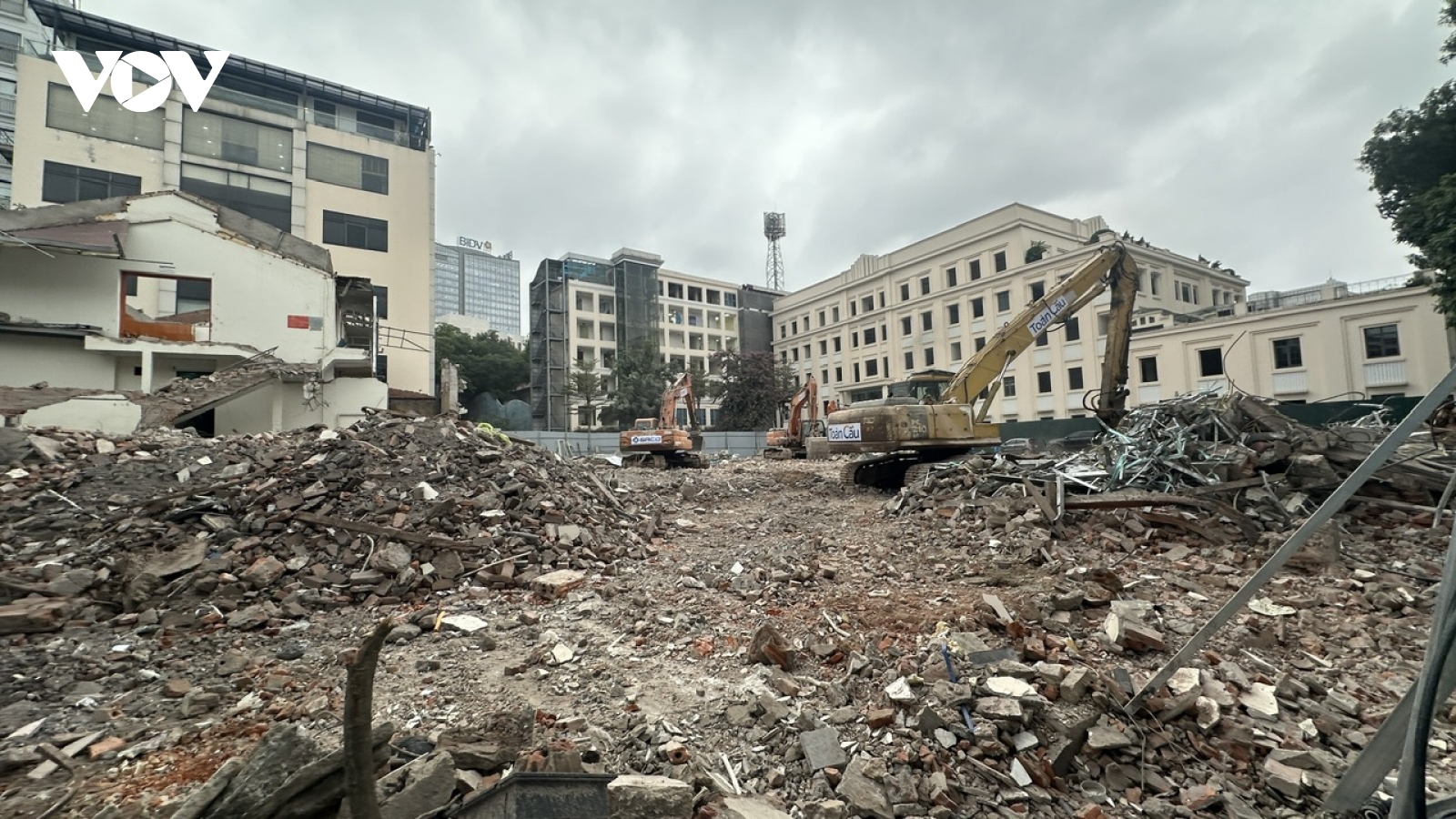 Tháo dỡ công trình, giải phóng mặt bằng khu vực phía Đông hồ Hoàn Kiếm