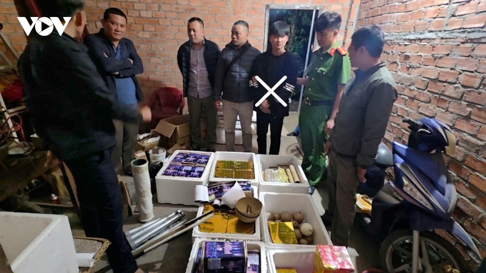 Nóng 24h ngày 18/1: Thanh niên chế tạo gần 2 tạ pháo nổ vì "đam mê"