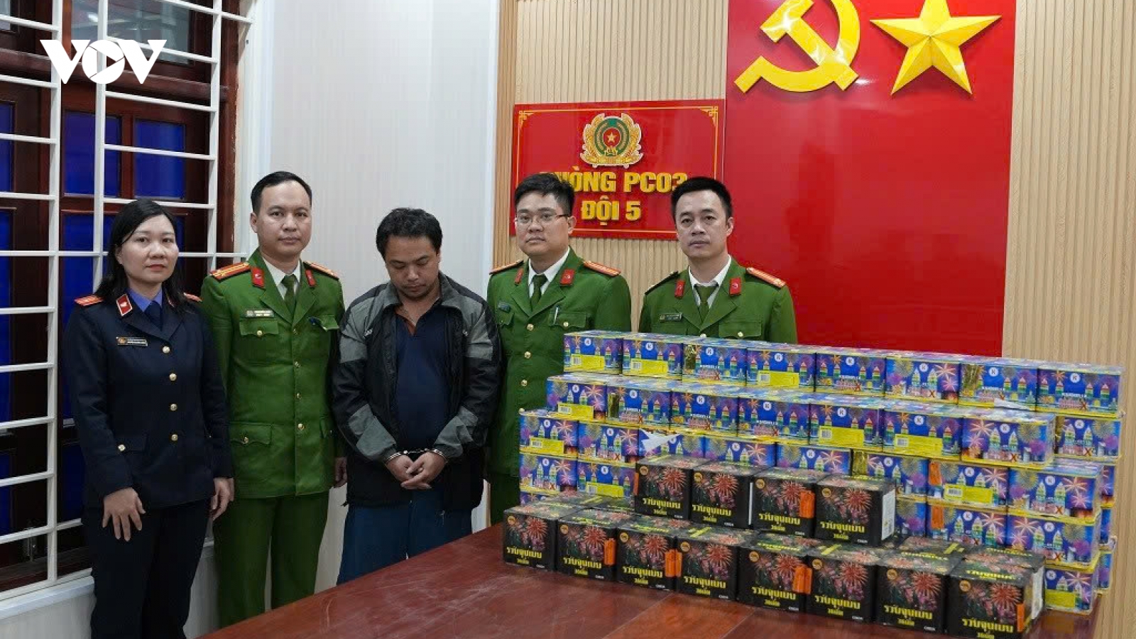 Khởi tố nhân viên giao hàng "ngụy trang pháo nổ" đi tiêu thụ