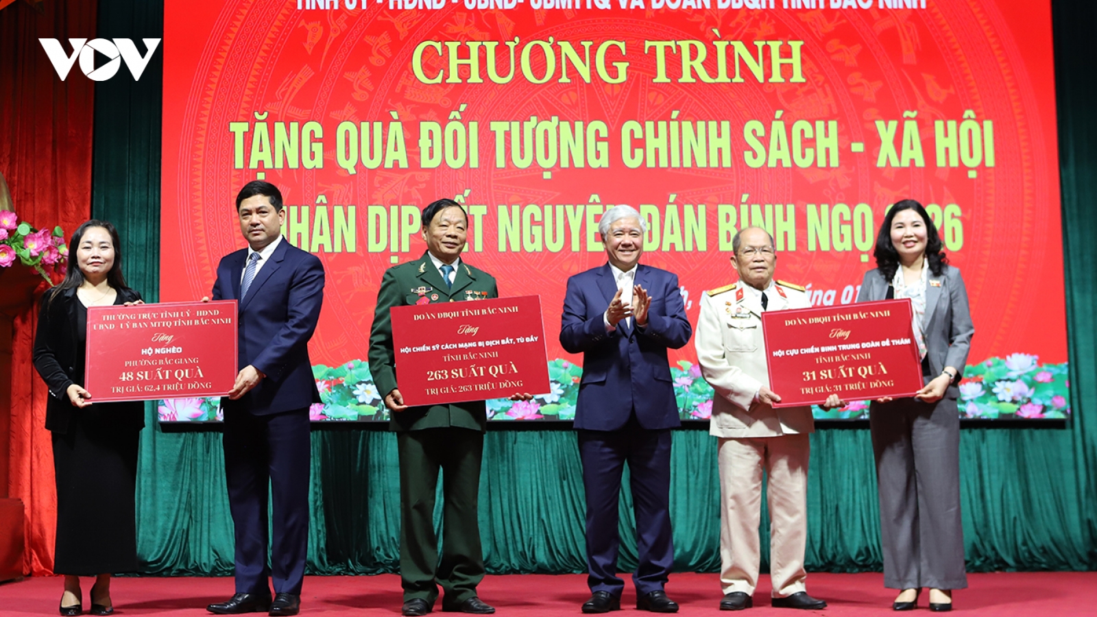 Phó Chủ tịch Thường trực Quốc hội tặng quà gia đình hoàn cảnh khó khăn ở Bắc Ninh