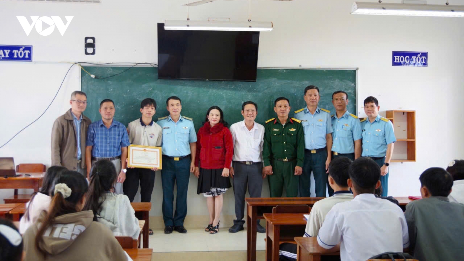 Khen thưởng nam sinh lớp 11 hỗ trợ phi công sau vụ rơi máy bay Yak-130