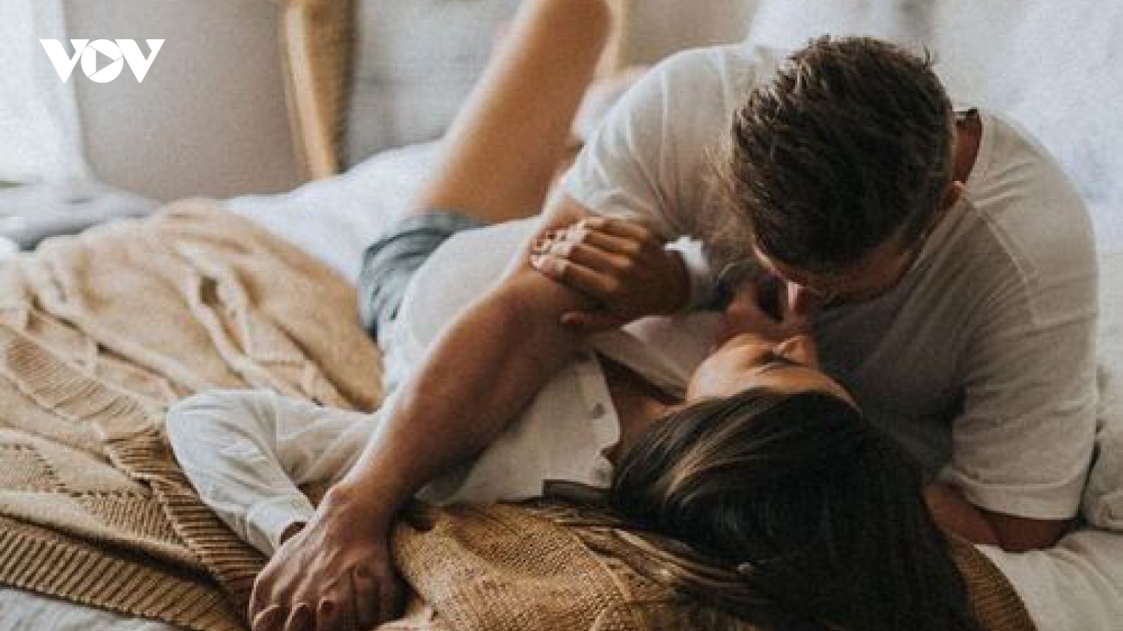 "Chiều lòng" vợ thì kiệt sức, "không chiều" được thì mất hòa khí gia đình