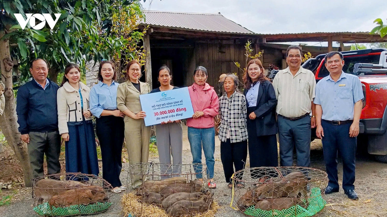 Trao mô hình sinh kế cho phụ nữ khó khăn khu vực biên giới Đắk Lắk