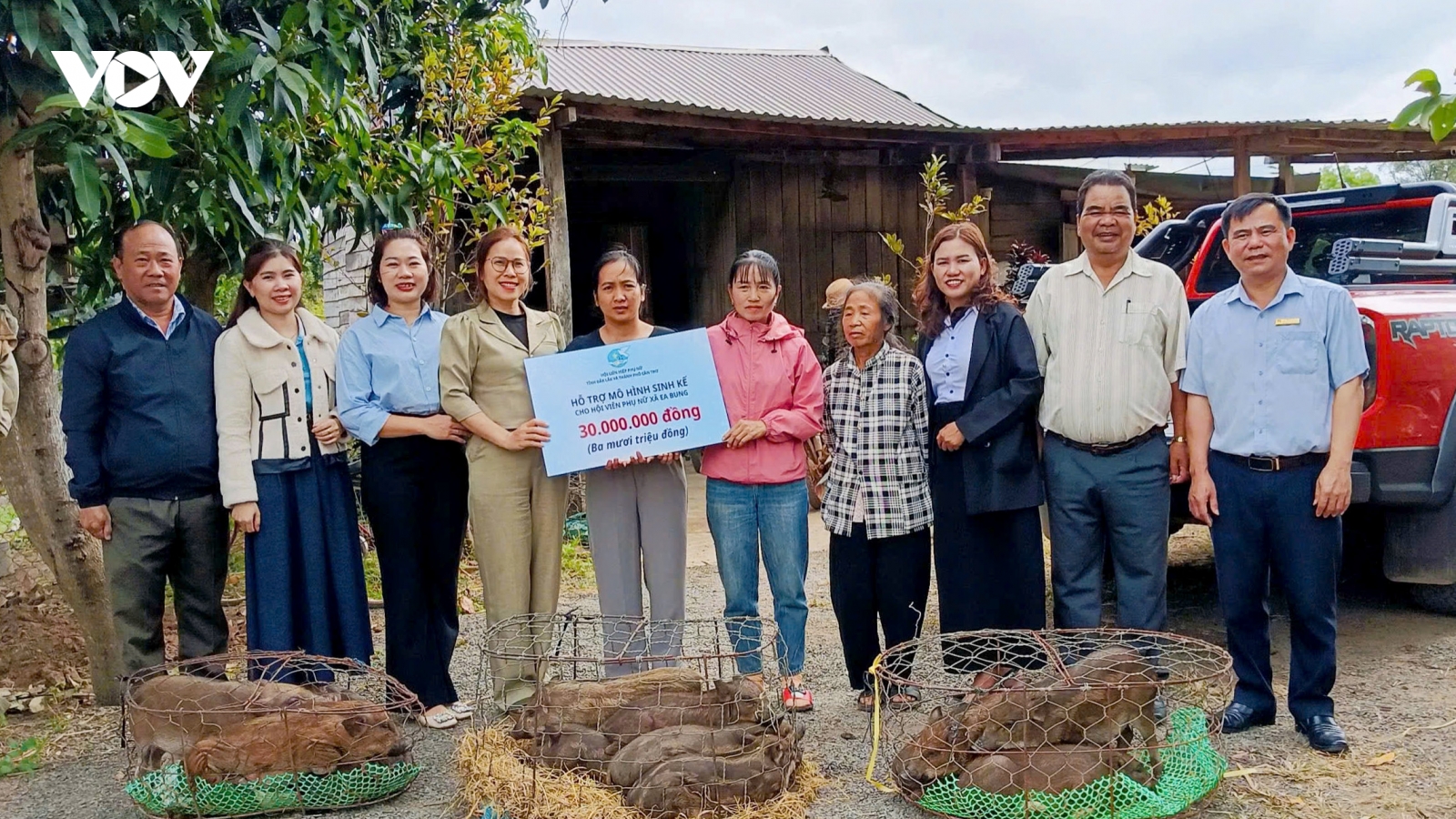Trao mô hình sinh kế cho phụ nữ khó khăn khu vực biên giới Đắk Lắk