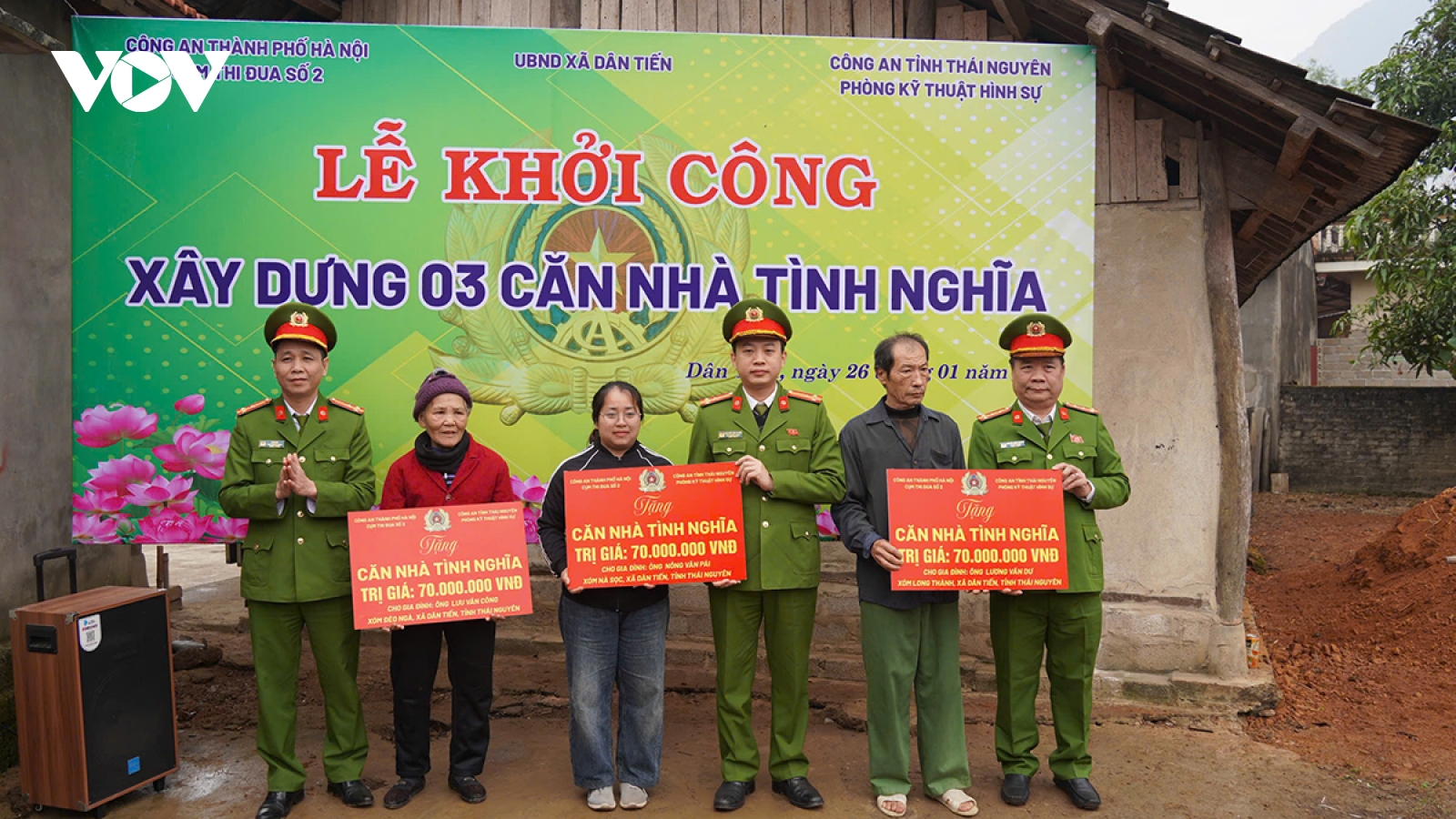 Lực lượng công an mang Tết ấm đến xã vùng cao Dân Tiến, Thái Nguyên