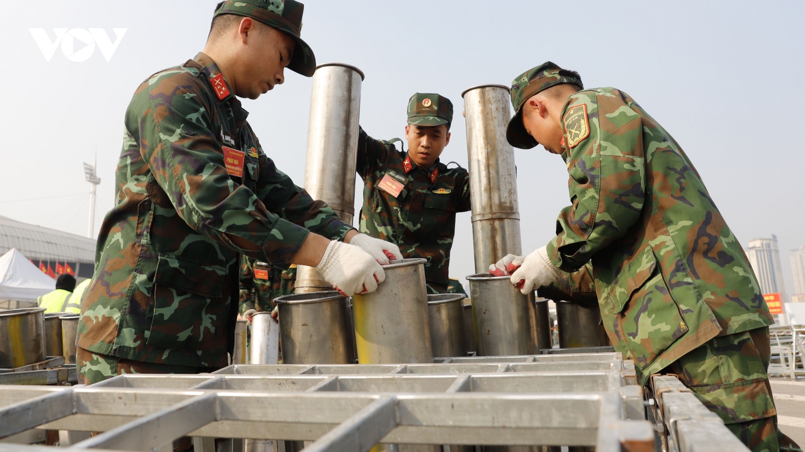 Lực lượng quân đội lắp đặt dàn pháo hoa tại Hà Nội chào mừng Đại hội XIV của Đảng