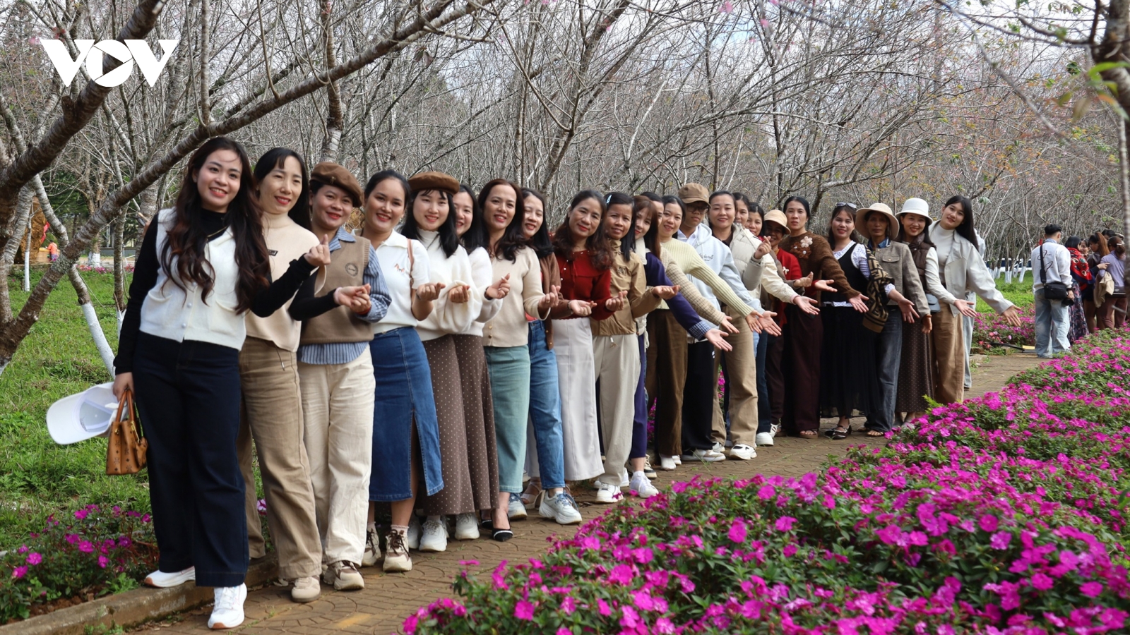 Đông đảo du khách đổ về Khu du lịch Măng Đen ngày đầu nghỉ Tết Dương lịch