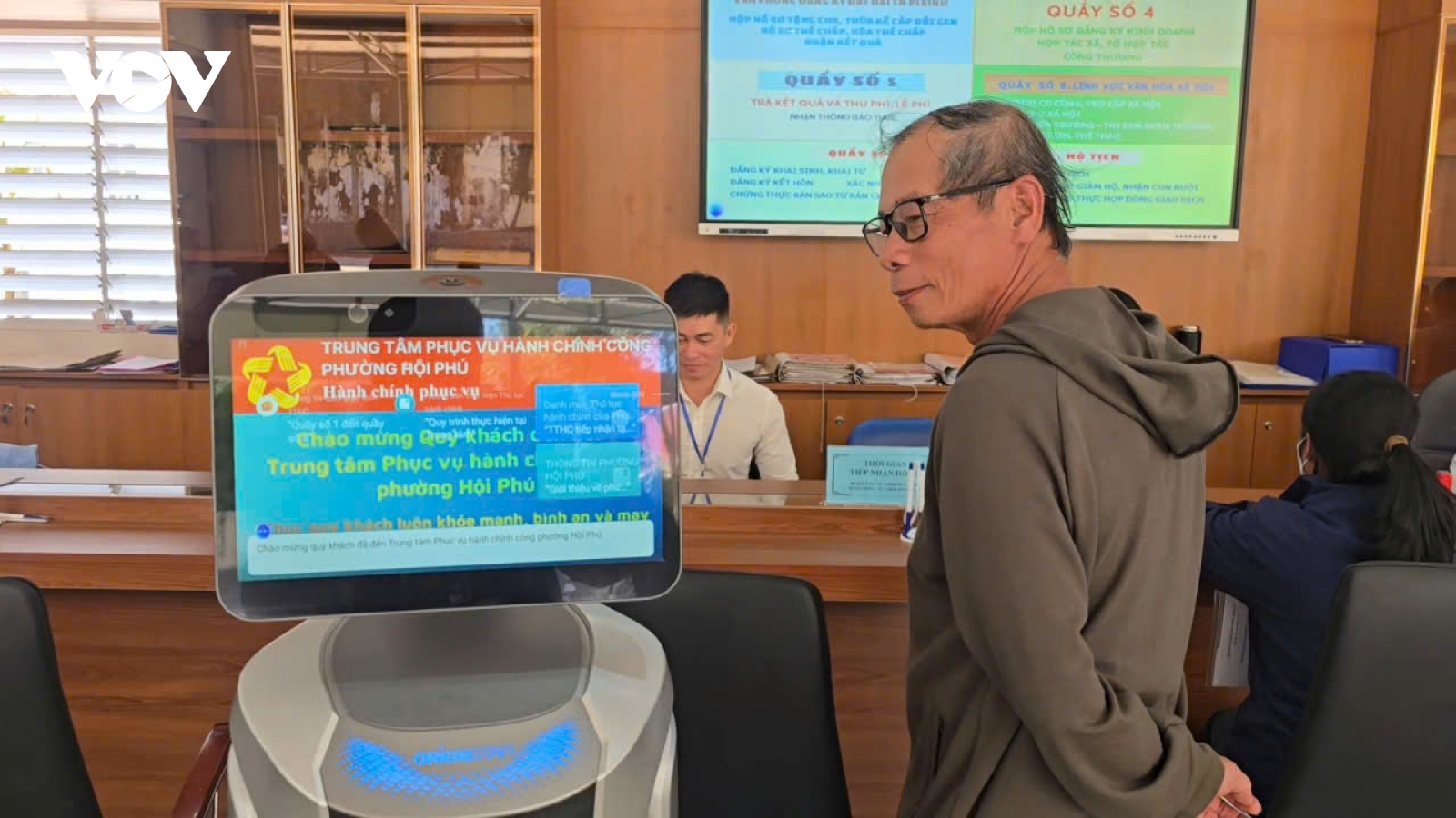 Gia Lai: Hiệu quả từ đưa rô bốt AI hỗ trợ giải quyết thủ tục hành chính