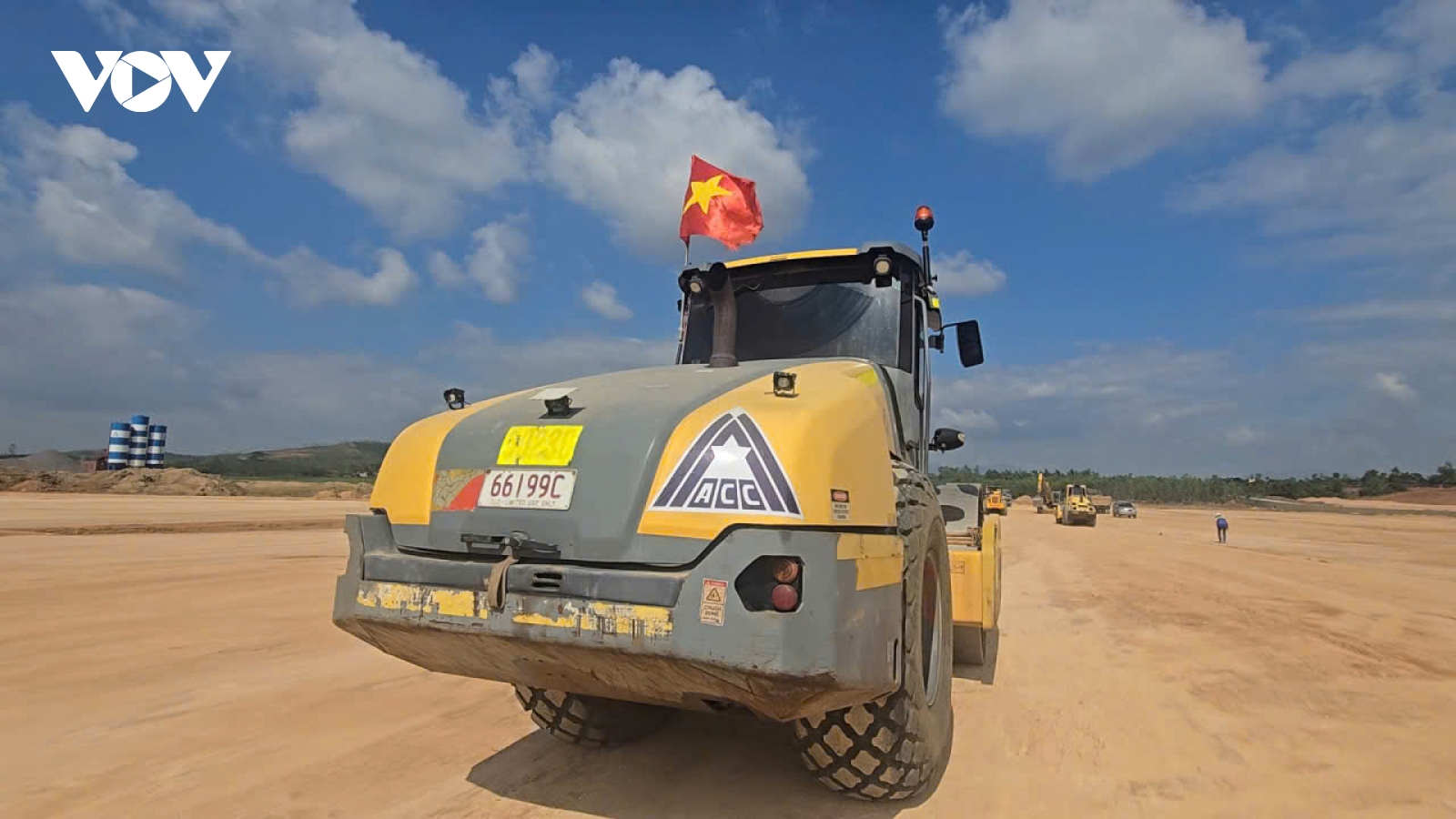 Gia Lai: Rộn ràng trên công trường đường băng sân bay Phù Cát