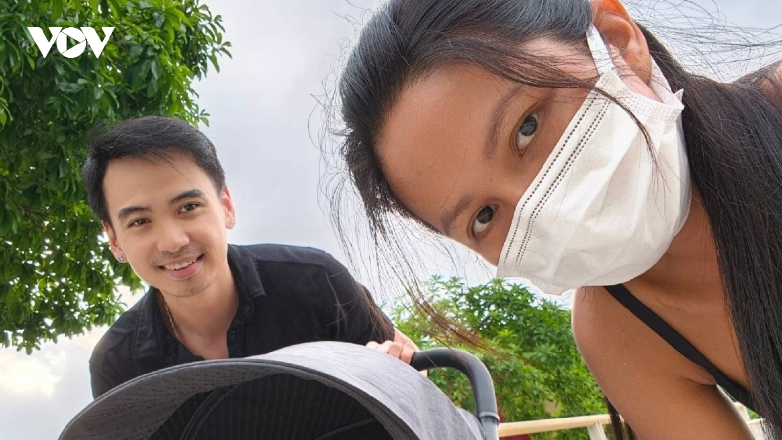 Sao Việt 20/1: Vợ chồng H'Hen Niê đưa con gái đi tắm nắng