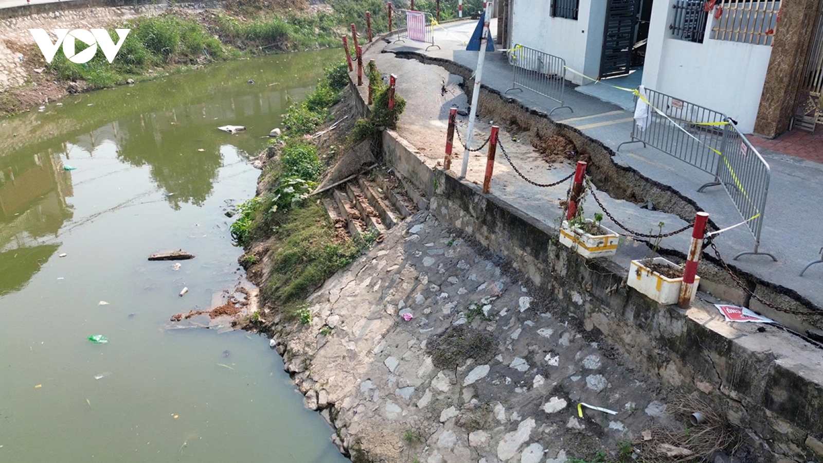 Sạt lở nghiêm trọng bờ hữu sông Pheo đe dọa an toàn khu dân cư