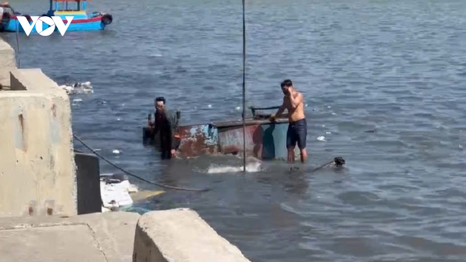 Tàu nạo vét luồng lạch vừa hạ thuỷ đã chìm tại cảng La Gi, Lâm Đồng