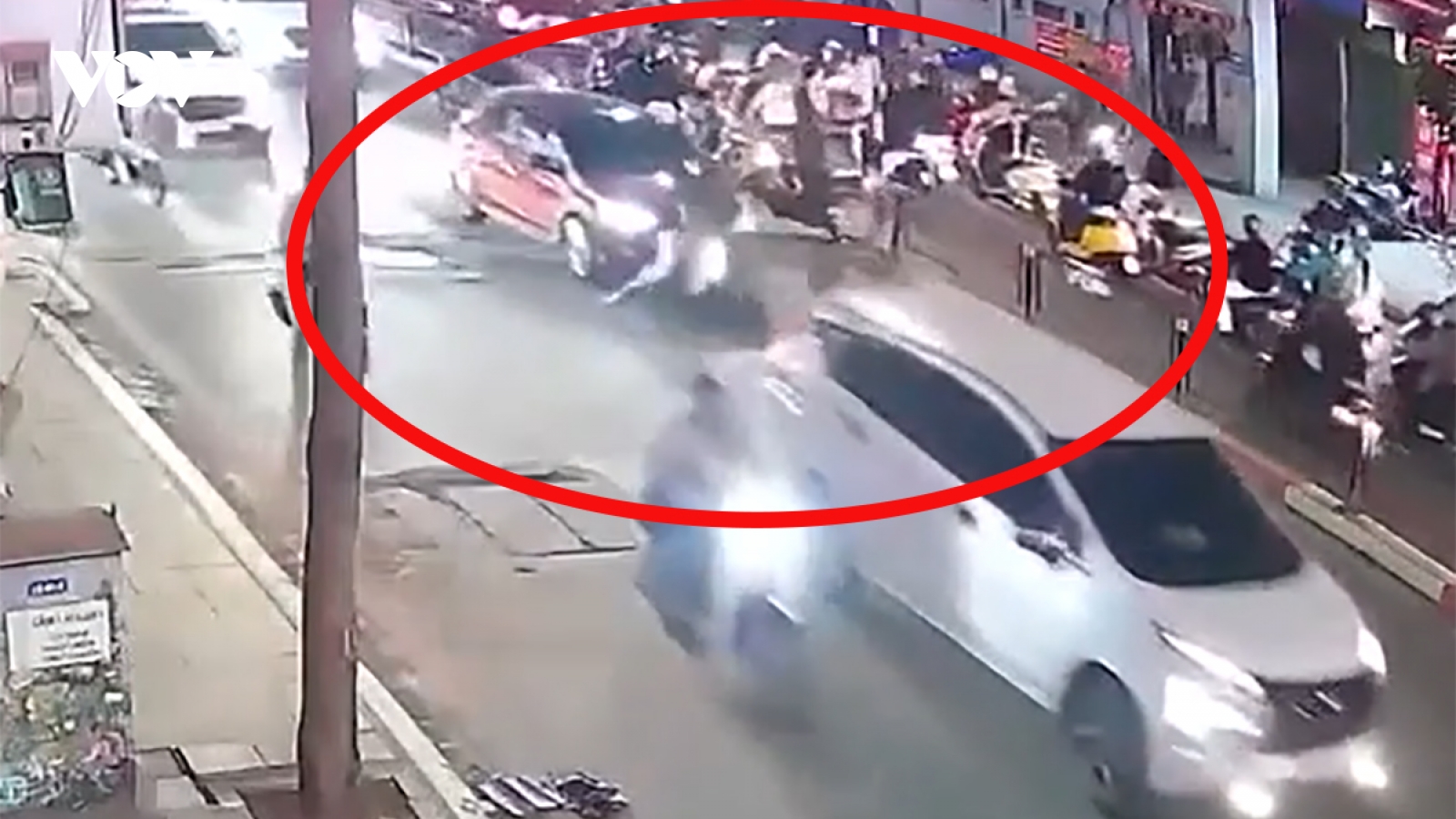 “Ô tô điên” tông xe máy trên đường Nguyễn Lương Bằng, một người tử vong tại chỗ
