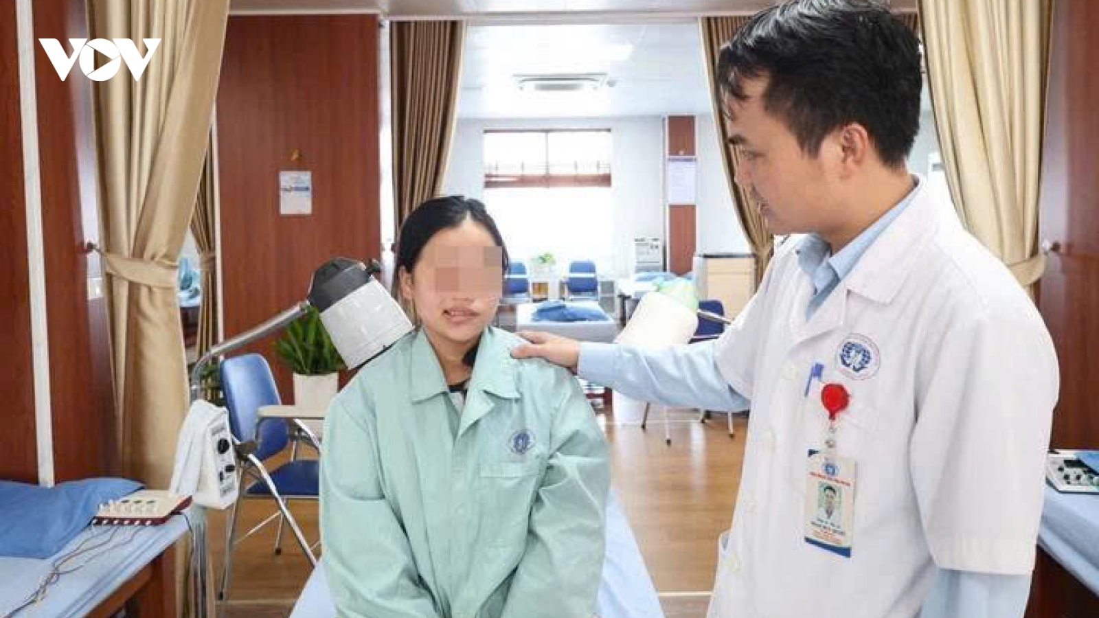 Đang khỏe mạnh bỗng méo miệng, lệch mặt khi ngủ dậy