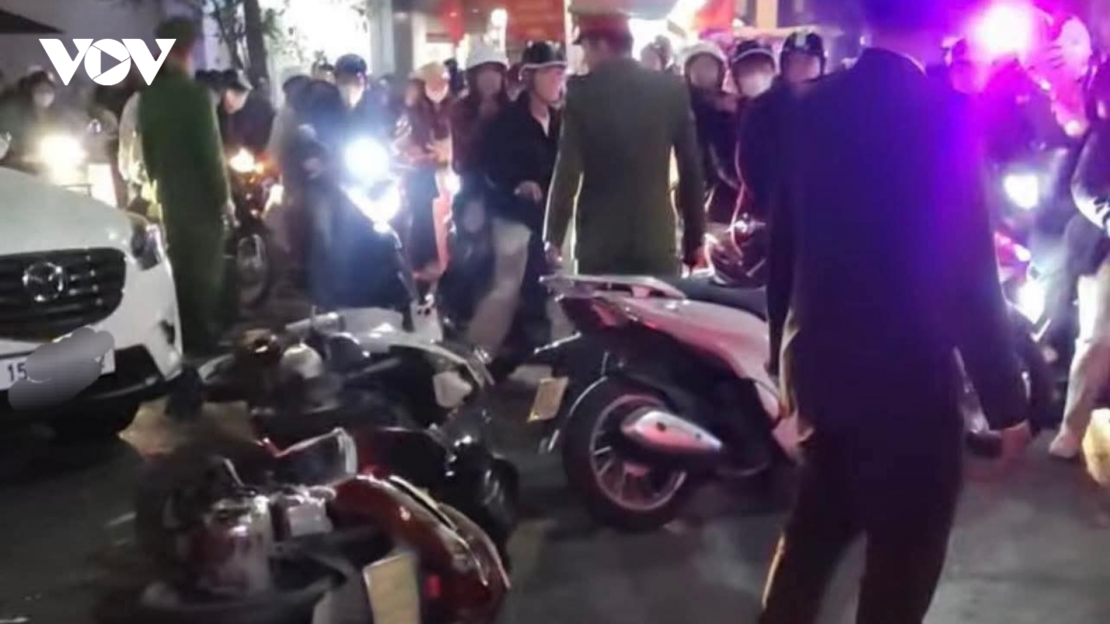 Lùi xe ô tô va chạm nhiều người đi xem pháo hoa, tài xế cố thủ trên xe