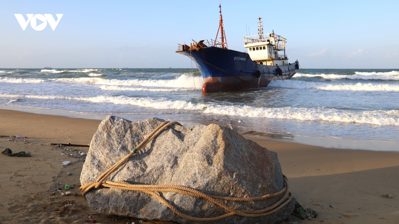 Triển khai bảo vệ an ninh, phòng cháy nổ tàu nước ngoài mắc cạn tại Dung Quất