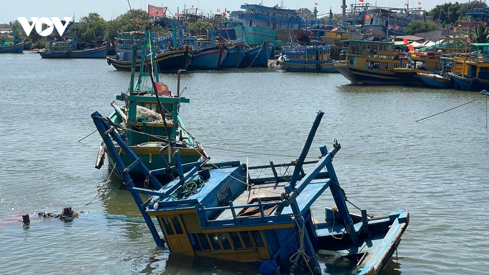 Tàu cá bị chìm khi neo đậu tại cầu Phú Hài, Lâm Đồng