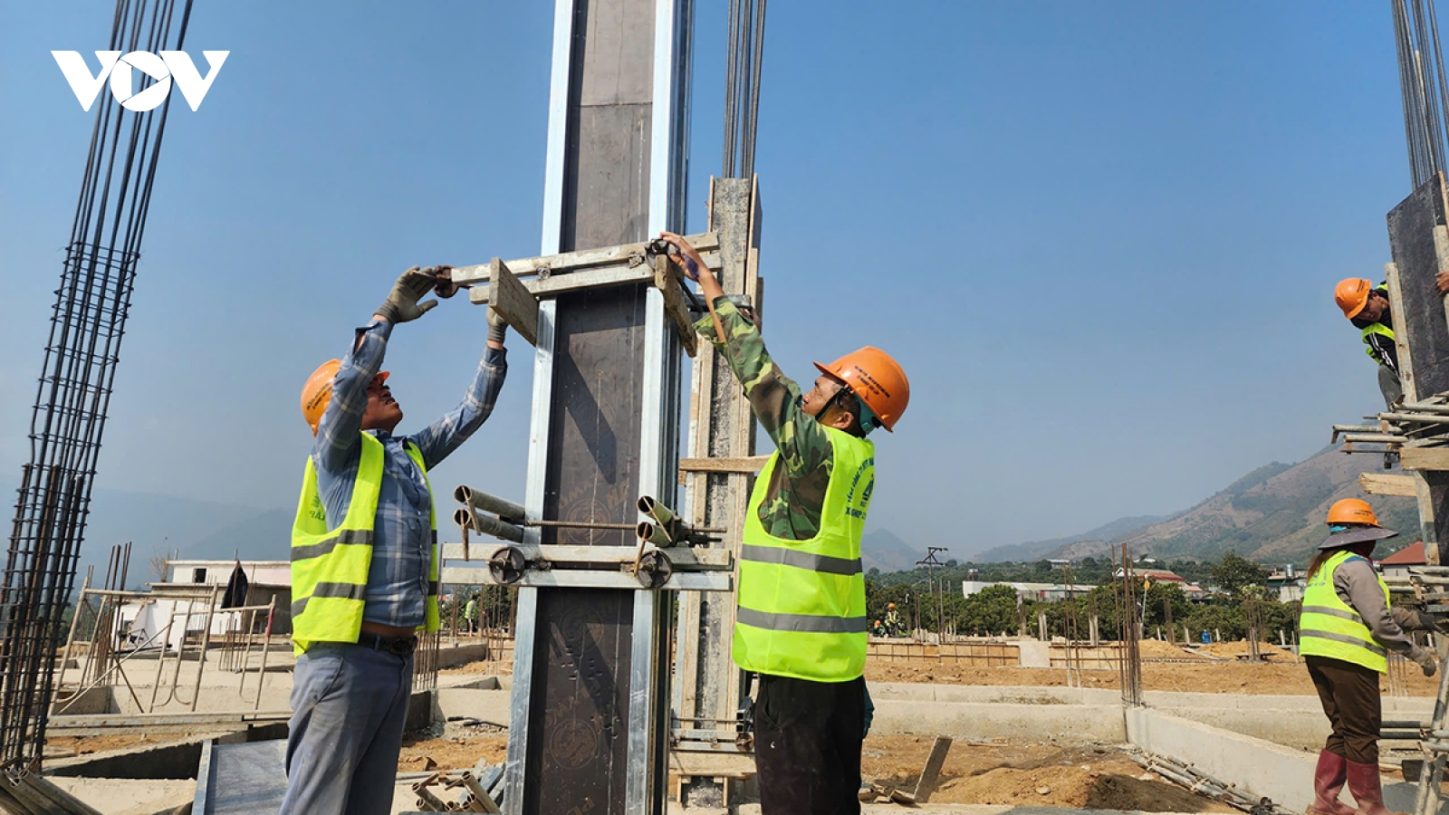 Trên công trường xây trường học liên cấp vùng biên Sơn La