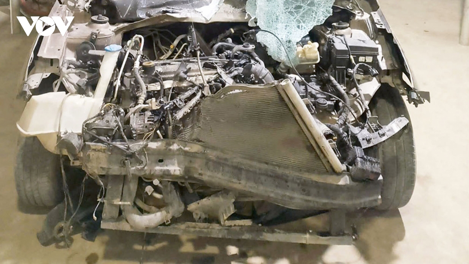 Thanh Hóa: Xe biến dạng khi tông vào lan can, tài xế thoát nạn thần kỳ