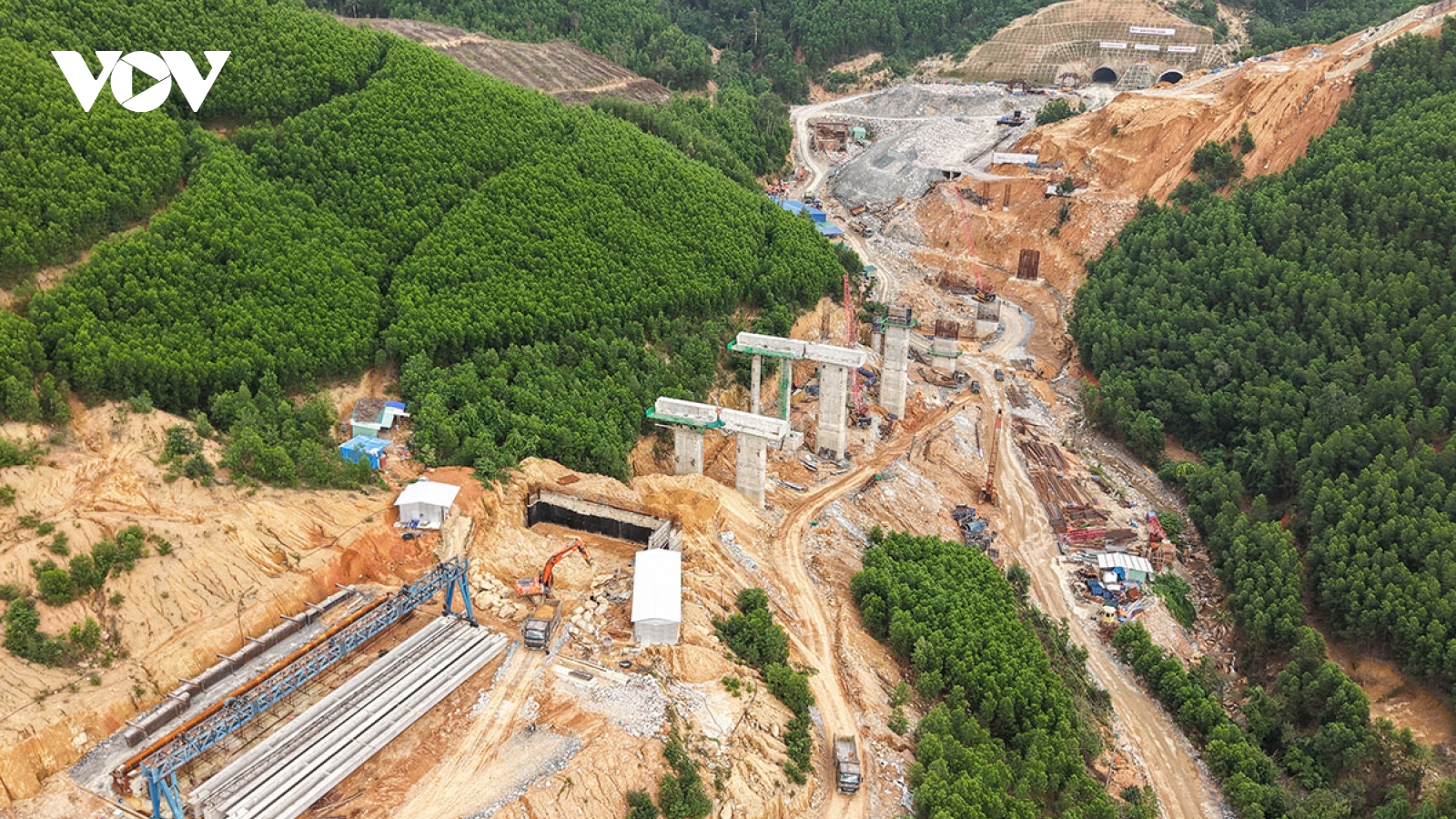 Chính thức thông toàn bộ hầm chui đèo Phượng Hoàng trên cao tốc nối rừng với biển