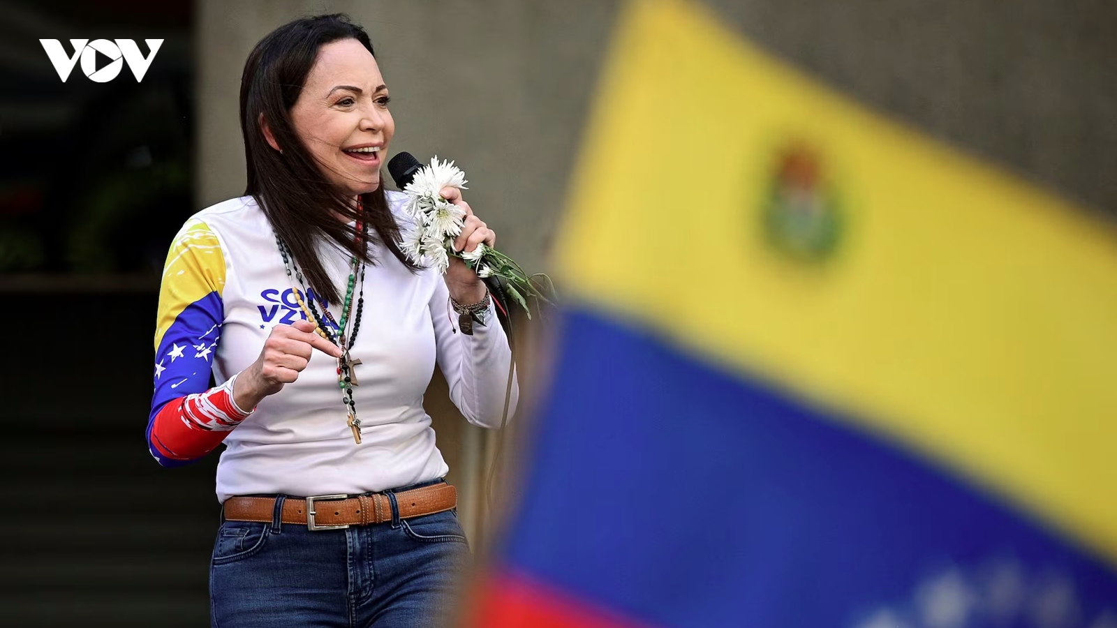 Ông Trump vui vẻ nhận huy chương giải Nobel Hòa bình từ thủ lĩnh đối lập Venezuela