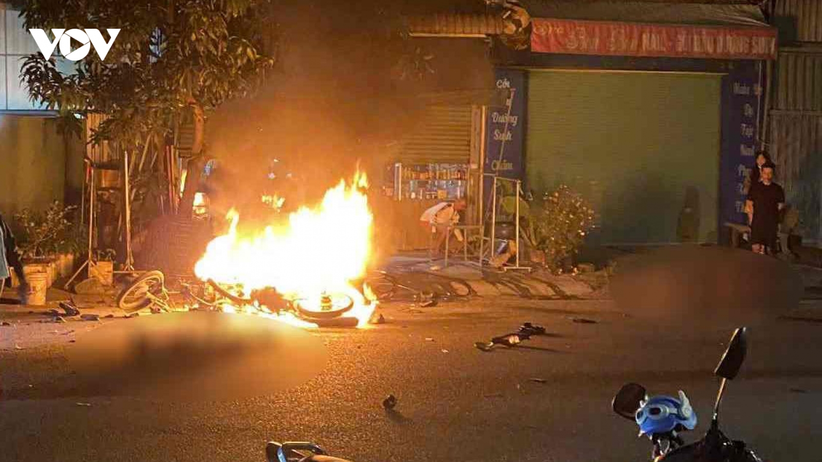 Sau va chạm, 2 xe máy cháy trơ khung, nam thanh niên tử vong