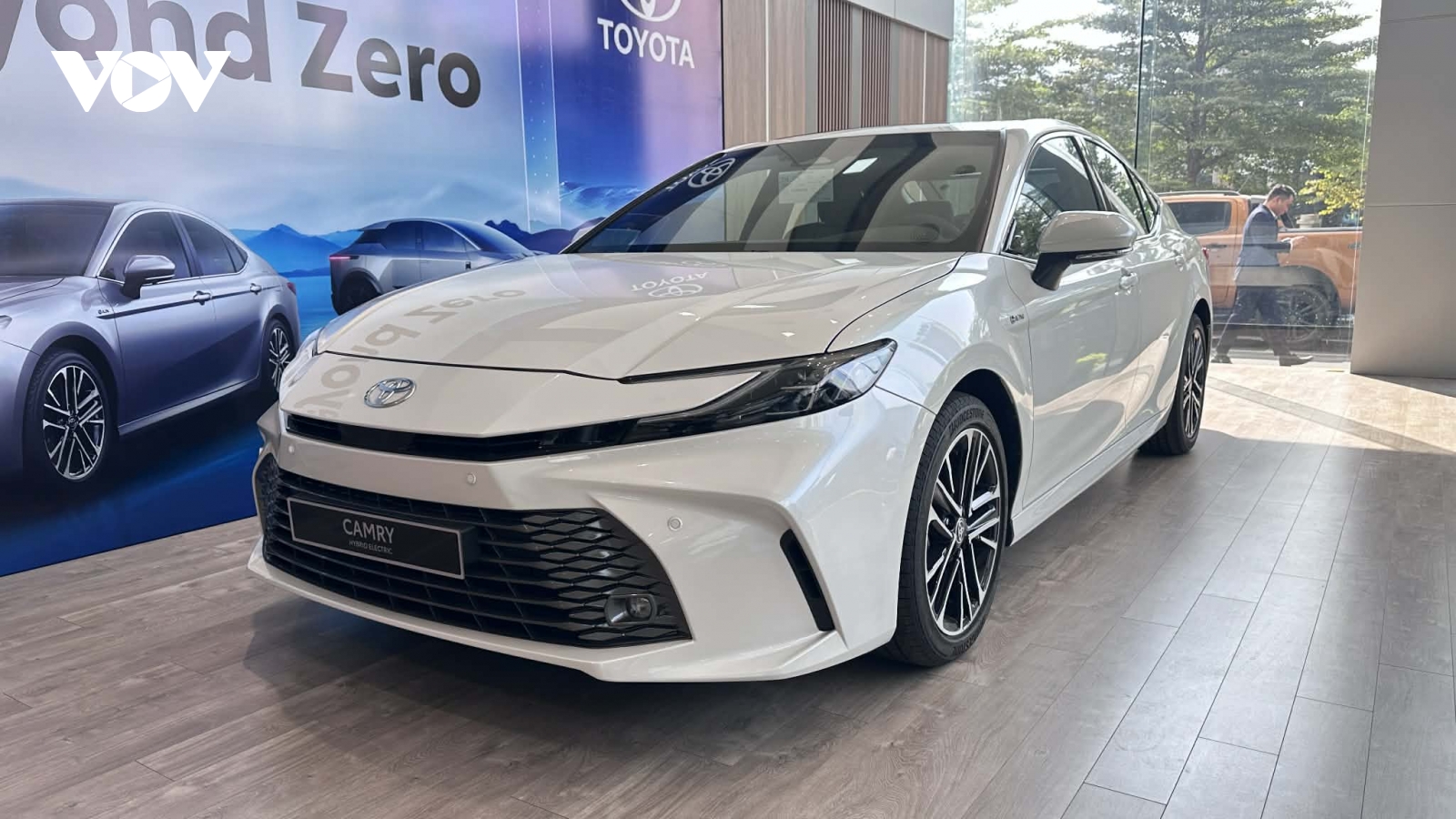 Hưởng ưu đãi thuế, nhiều mẫu xe Hybrid của Toyota giảm giá mạnh