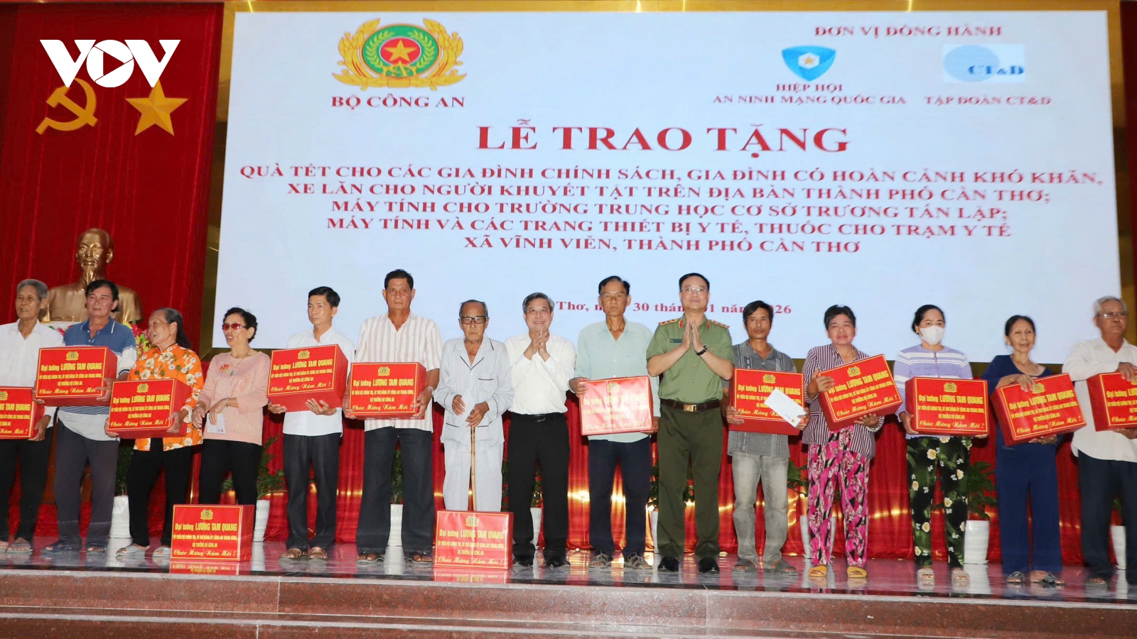 Bộ Công an trao 1.000 phần quà Tết cho người dân Cần Thơ