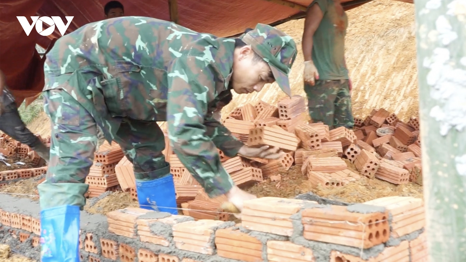 Bộ đội Đà Nẵng ngày đêm giúp dân dựng nhà đón Tết