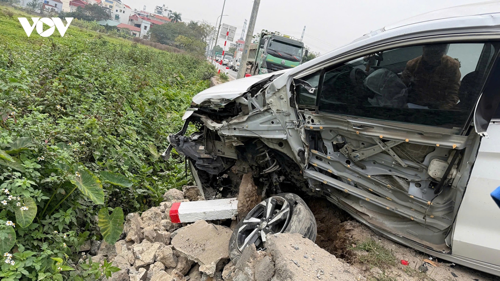 Tai nạn liên hoàn giữa 4 ô tô, tỉnh lộ 427 qua xã Thường Tín ùn tắc kéo dài