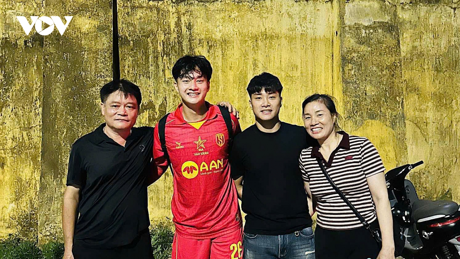 Mẹ thủ môn Cao Văn Bình không dám xem loạt sút luân lưu, chạy ra ngoài cầu trời