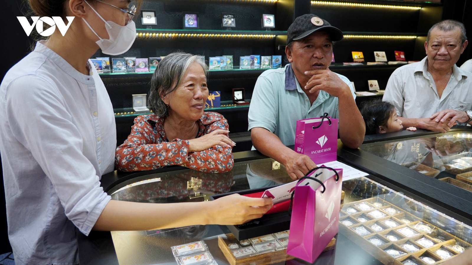 Giá vàng tăng cao kỷ lục, sớm có biện pháp thu hẹp chênh lệch giá vàng nội - ngoại