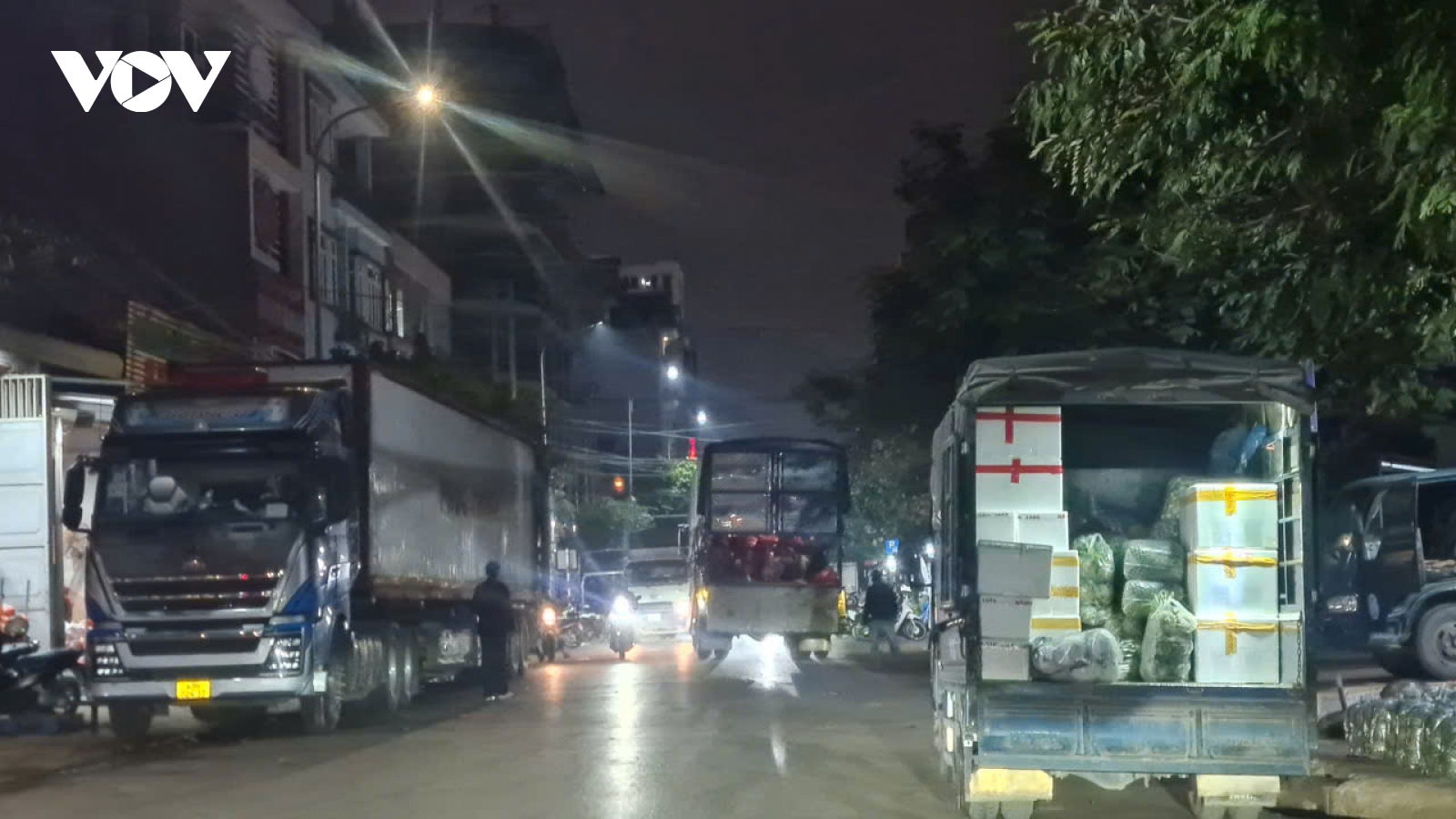 Xe tải dừng đỗ tập kết nông sản gây cản trở giao thông ở Bắc Ninh