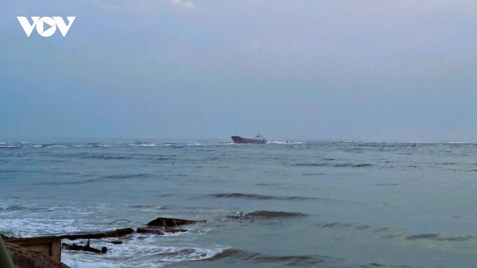 Tàu hàng gần 3.000 tấn mắc cạn tại cửa biển cảng Cửa Việt, tỉnh Quảng Trị