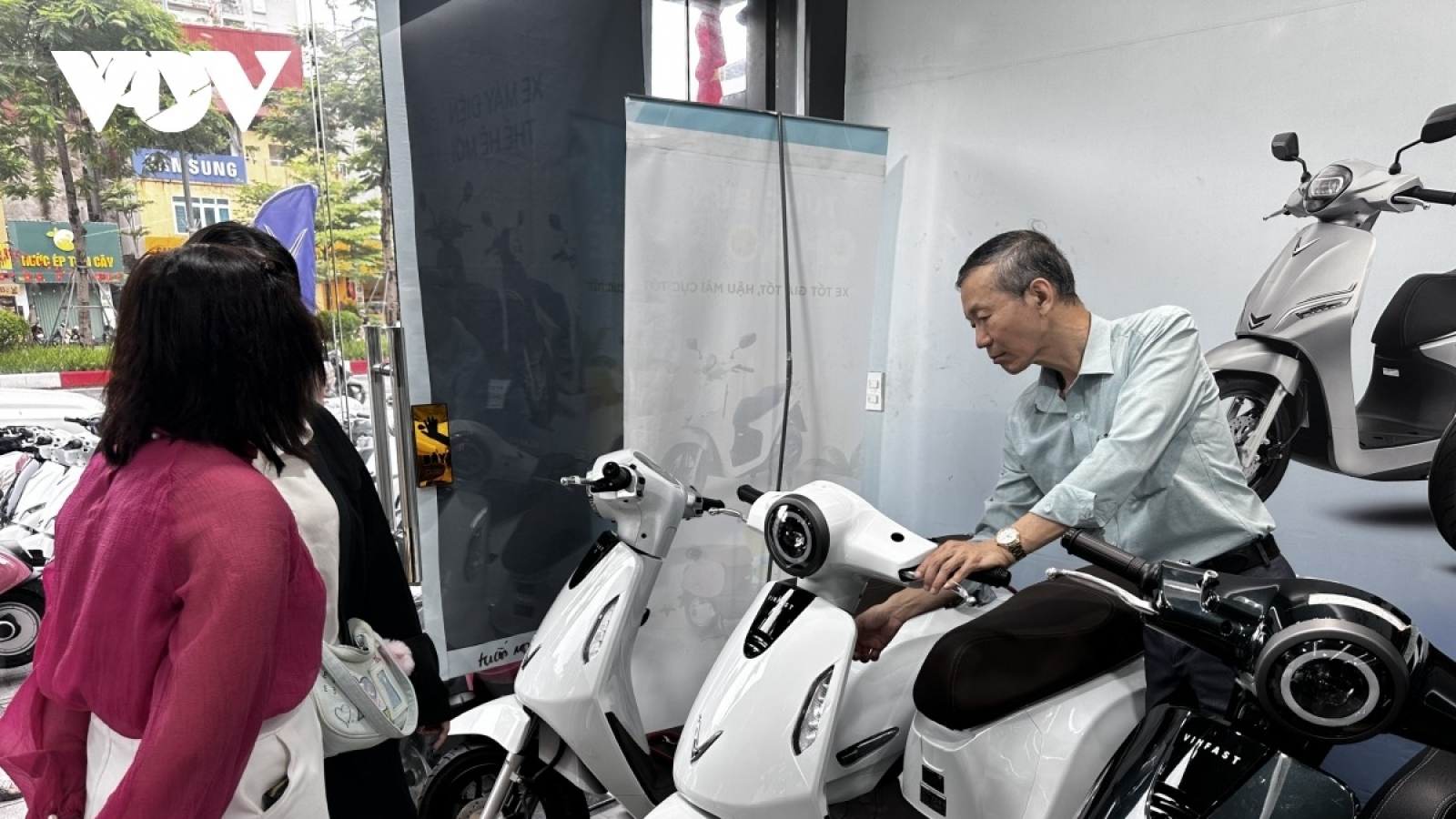 Hà Nội sắp có chính sách hỗ trợ người dân chuyển đổi xe xăng sang xe điện