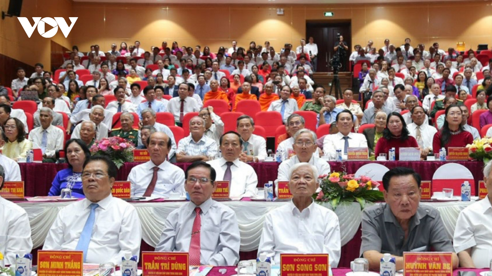 Vĩnh Long: Họp mặt mừng Đảng, mừng Xuân Bính Ngọ và trao Huy hiệu Đảng đợt 3/2