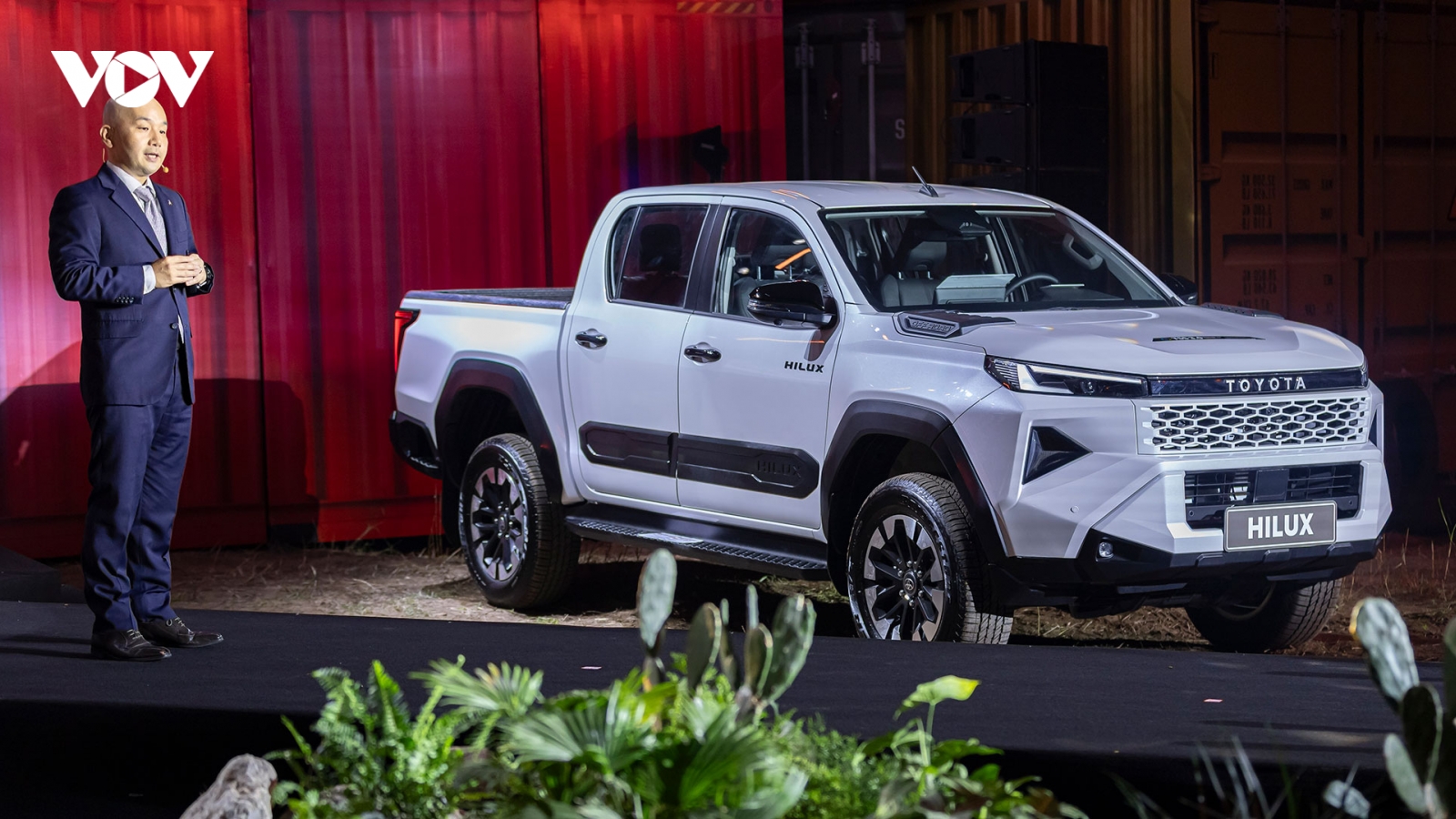 Toyota Việt Nam chính thức giới thiệu Hilux thế hệ mới, giá từ 632 triệu đồng
