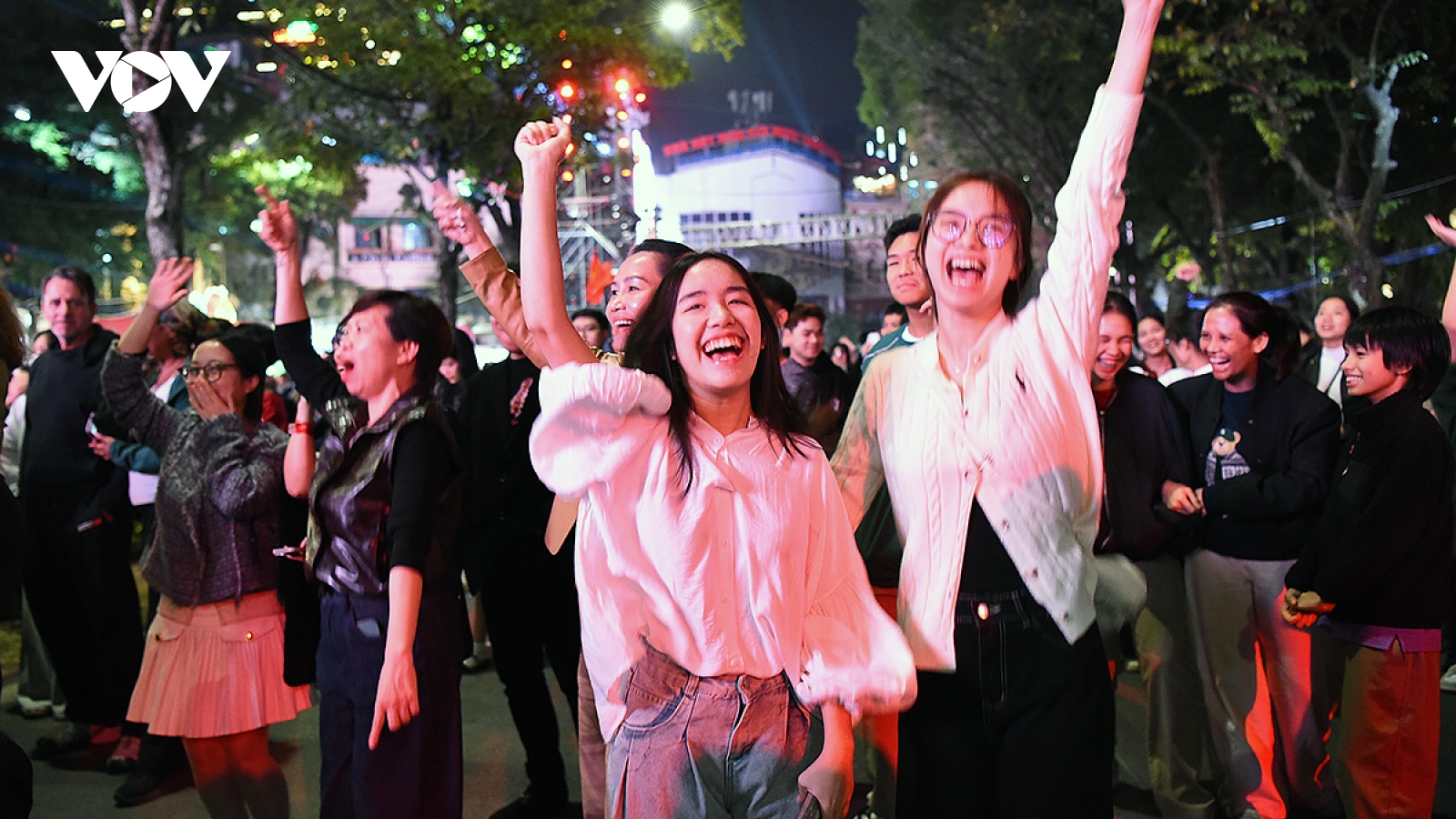 Hàng vạn người dân Hà Nội và du khách hân hoan náo nức đón giao thừa 2026