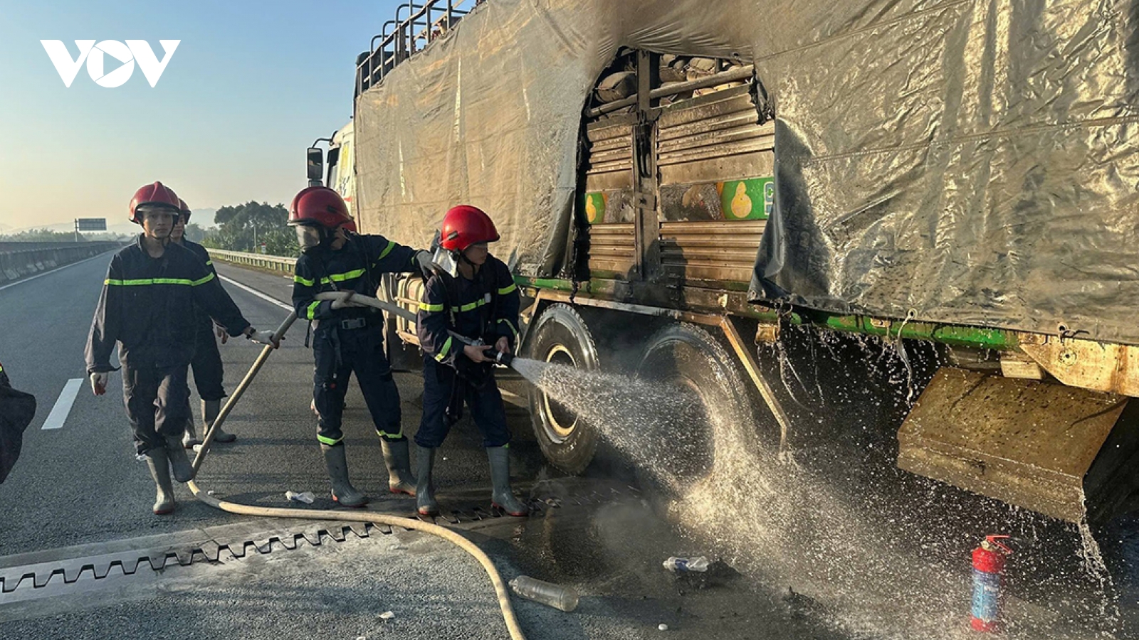 Cảnh sát kịp thời dập tắt vụ cháy xe tải trên cao tốc Đà Nẵng - Quảng Ngãi