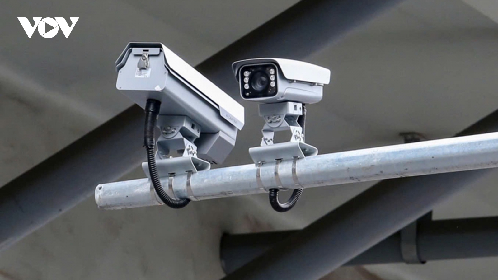 Vượt đèn đỏ, dùng điện thoại: Camera AI ở Hà Nội phát hiện 109 vi phạm