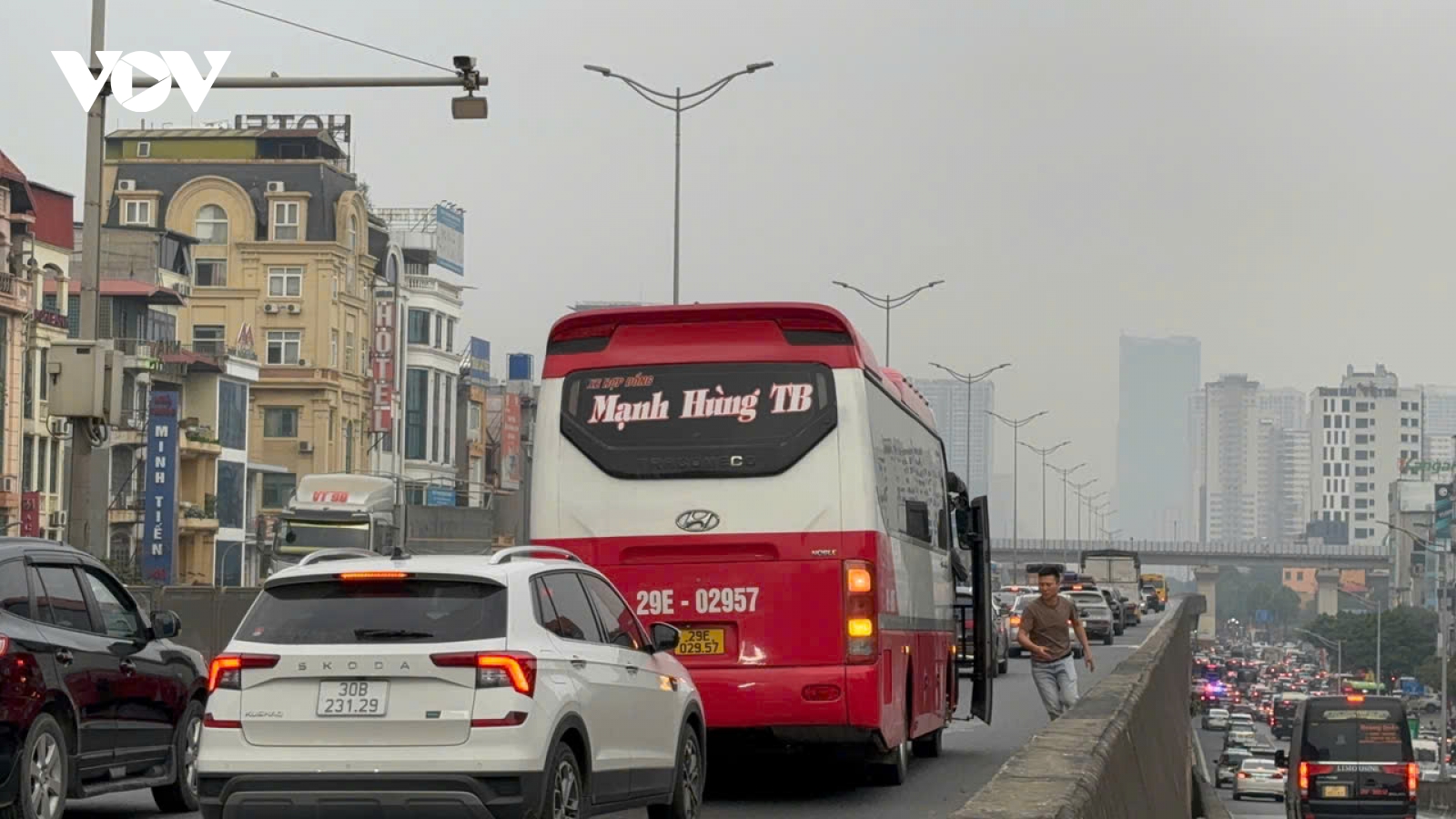 Xe khách ngang nhiên trả khách ở Vành đai 3 trên cao gây nguy cơ tai nạn