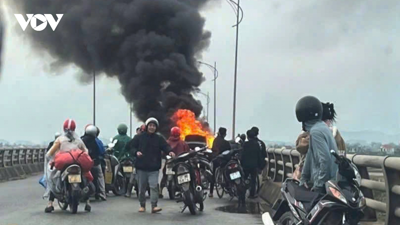 Ô tô bốc cháy trên cầu Yên Xuân, Nghệ An