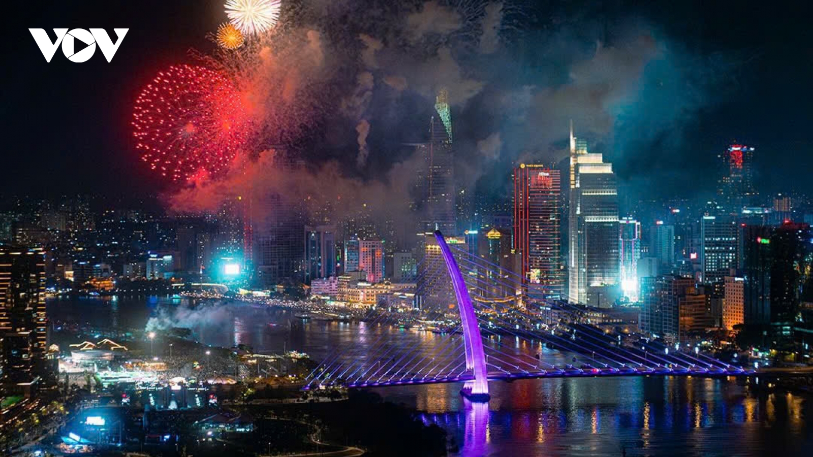 Ngắm trọn vẹn màn pháo hoa chào đón năm mới 2026 ở TP.HCM