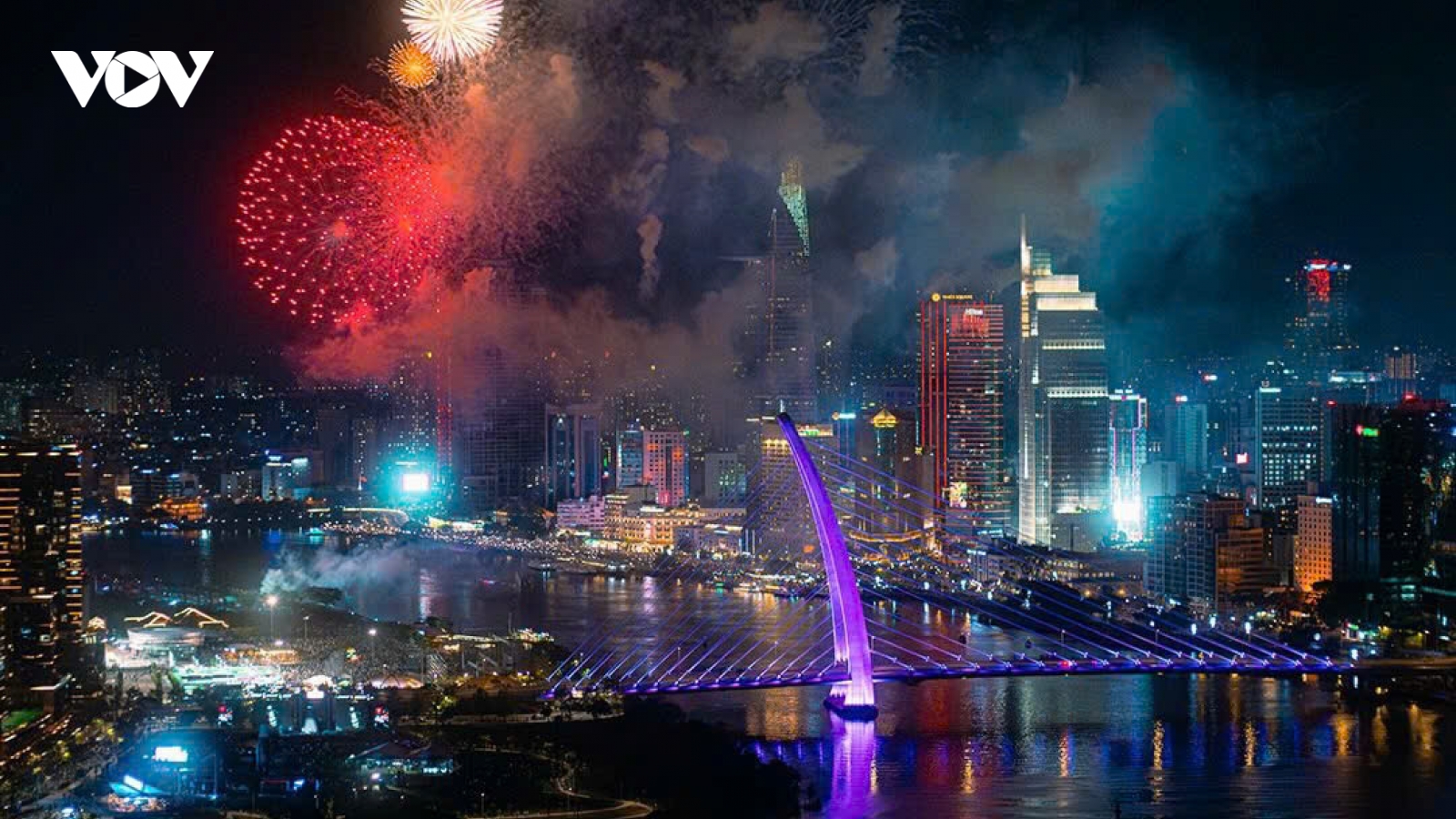 Ngắm trọn vẹn màn pháo hoa chào đón năm mới 2026 ở TP.HCM