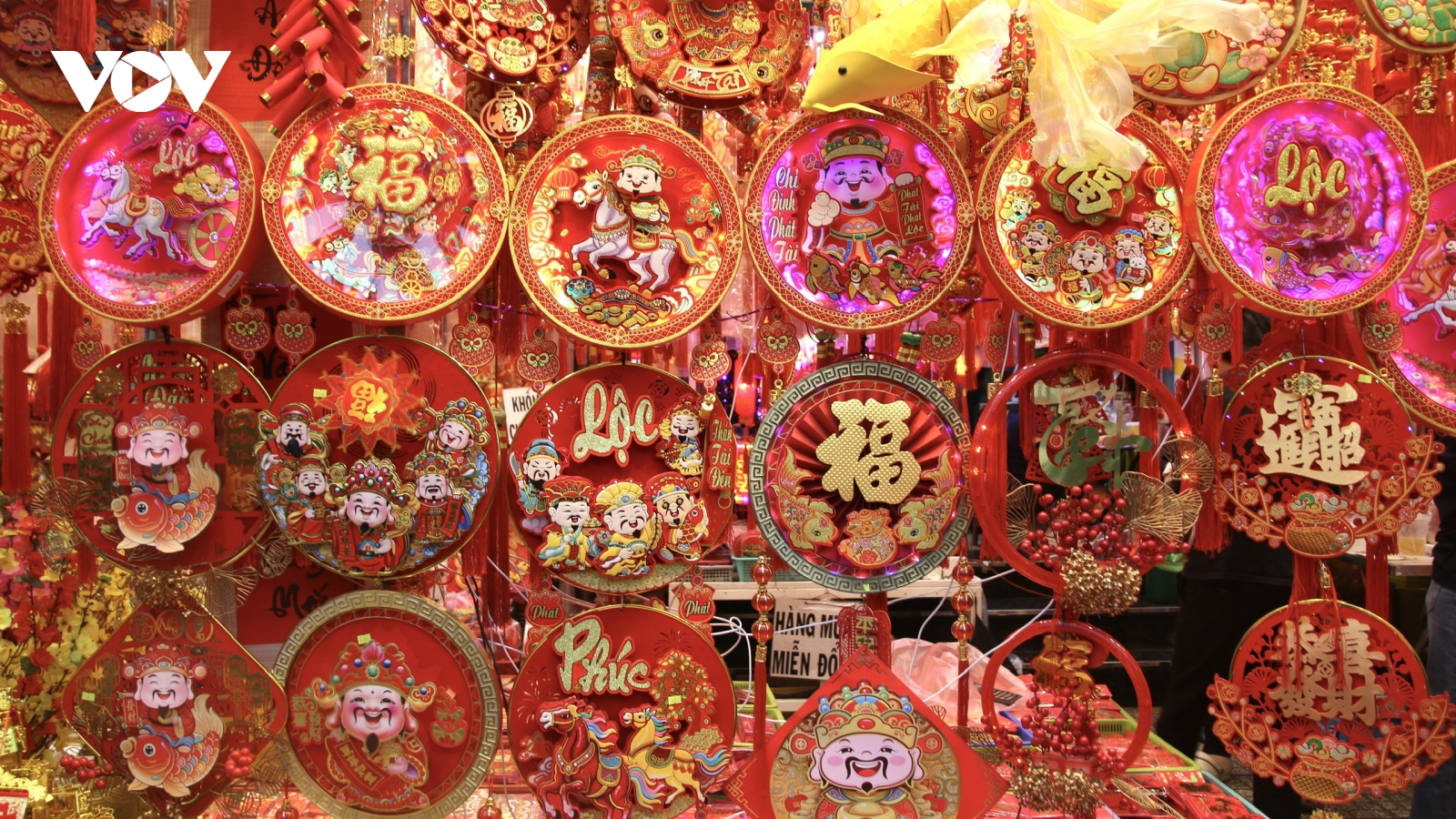 Không khí Tết lan tỏa trên đường Hải Thượng Lãn Ông ở TP.HCM