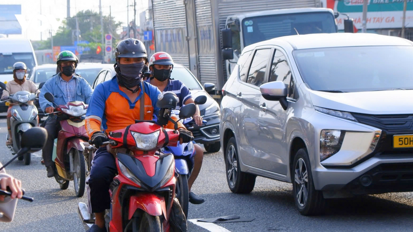 Tân Sơn Nhất đón khách vượt dự báo trong khi cửa ngõ TP.HCM bất ngờ thông thoáng