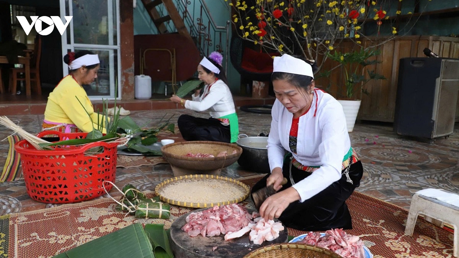 Bà già Mường học tiếng Anh, thanh niên trẻ livestream đưa bản làng ra thế giới