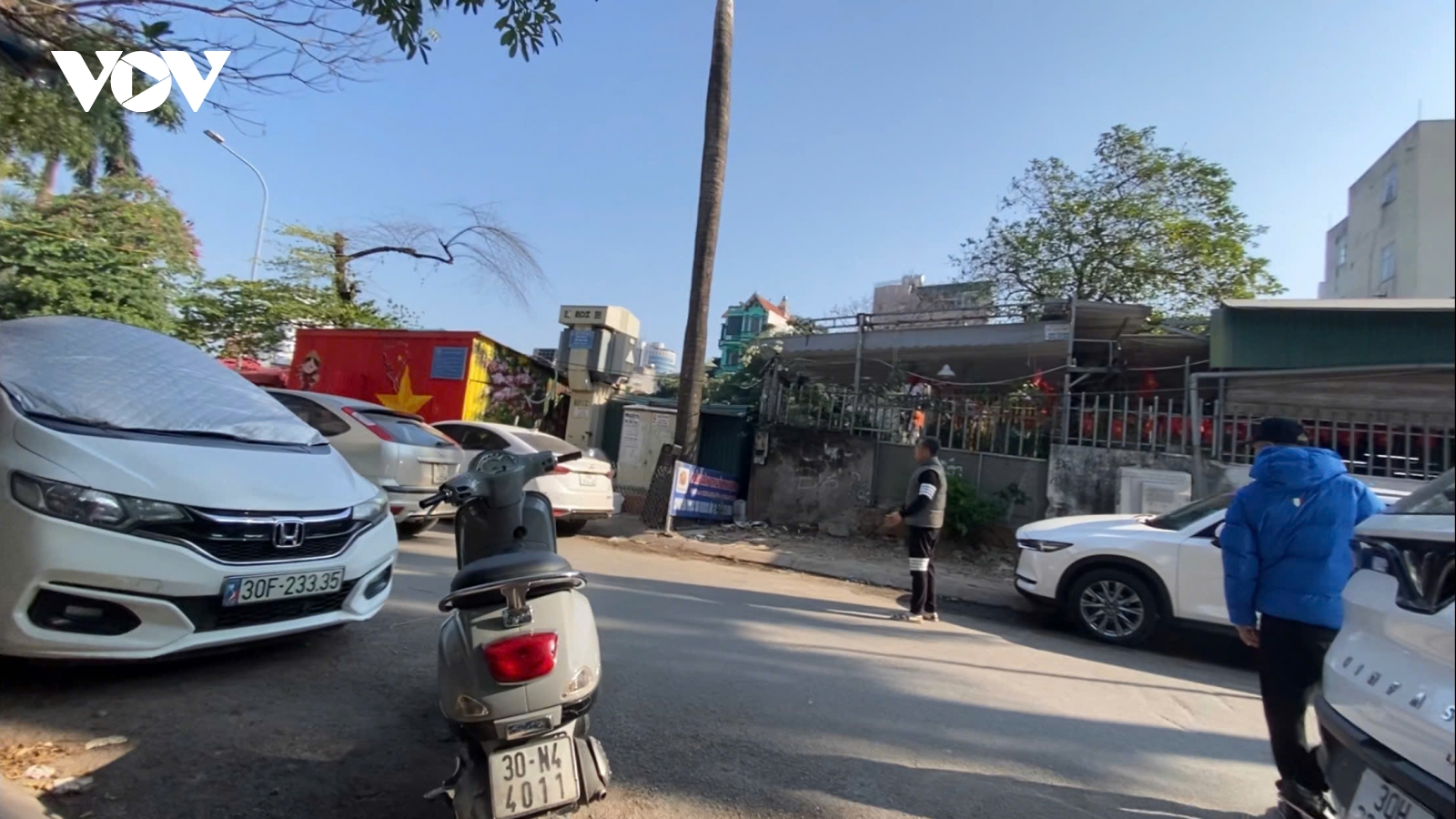 Đón khách, trông giữ xe trái phép ngay trước cổng Bệnh viện Da liễu Trung ương